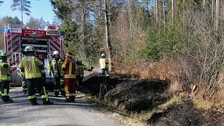 Die Feuerwehr musste am Sonntag gleich zwei Brände im Limmersdorfer Forst löschen. Fotos: Feuerwehr Neudrossenfeld
