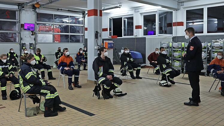 Die Zusammenarbeit bei der Grundausbildung der Feuerwehr zahlt sich auch für die Kommunen aus.
