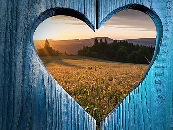 Der Blick ins Land der offenen Fernen durch eine Toilettent&uuml;r.