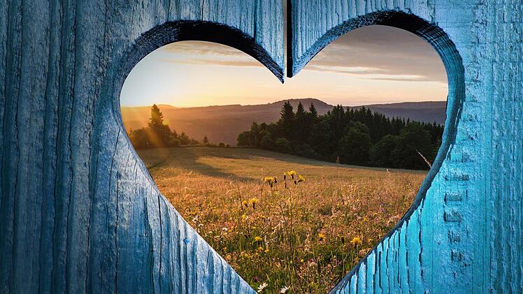 Der Blick ins Land der offenen Fernen durch eine Toilettentür.