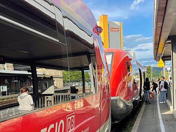 Am Bahnhof in Kulmbach hält sich der Andrang in Grenzen, die Züge sind aber gut gefüllt. Foto: Jürgen Gärtner