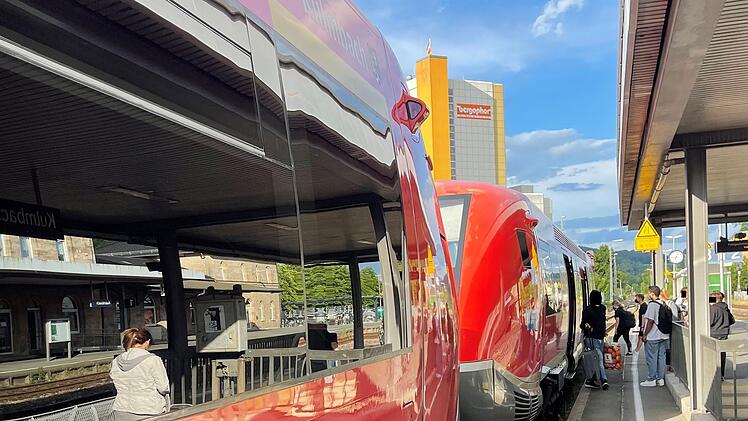 Am Bahnhof in Kulmbach hält sich der Andrang in Grenzen, die Züge sind aber gut gefüllt. Foto: Jürgen Gärtner