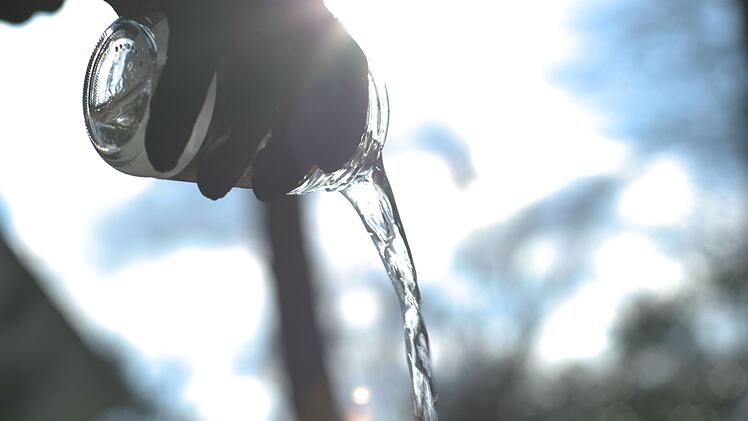 Am Tatort stellen die Ermittler ein Konservenglas sicher, mit dem die Säure transportiert wurde.