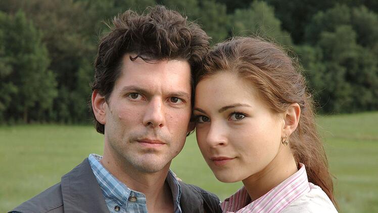 Laura (Henriette Richter-Röhl) und Alexander (Gregory B. Waldis) fanden 2005 in der ersten Staffel "Sturm der Liebe" zueinander. Nachdem Laura von ihrem Verlobten betrogen worden war, hatte sie wenig Hoffnung auf neue Liebe. Bis sie auf Alexander traf.