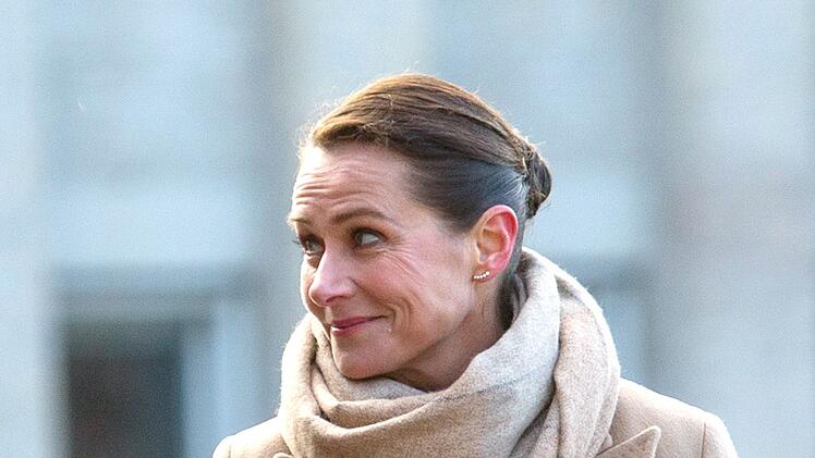 Staffel vier der au&szlig;ergew&ouml;hnlichen, international hochgelobten d&auml;nischen Polit-Serie "Borgen" macht in Sachen Qualit&auml;t dort weiter, wo die Serie 2013 aufgeh&ouml;rt hat. Nur die Protagonistinnen und Protagonisten sind etwas &auml;lter und desillusionierter geworden. Allen voran Birgitte Nyborg (Sidse Babett Knudsen).