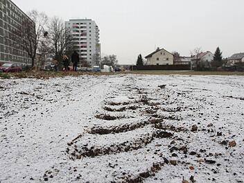 Noch ist vom zukünftigen ,Mietacker' an der Weißenburgstraße nur ein Teil zu erkennen. Im Frühjahr pflügt die Stadt das Gelände und bereitet es für den Anbau vor. Fotos: Michael Gründel