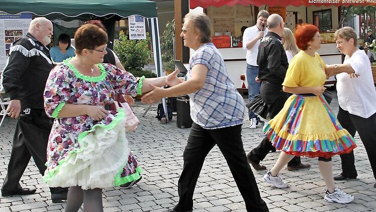 Beim Auftritt der Main River Dancers prägten Westernkleidung und schwingende Petticoats das Bild auf dem Lichtenfelser Marktplatz.