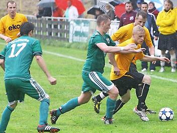 Dritte Instanz: Die Grafengehaiger (grüne Trikots, hier gegen Stadtsteinach) werden vor das Verbandssportgericht ziehen und gegen die Wertung der Partie in Kupferberg (1:3-Niederlage) Rechtsmittel einlegen. Das Elfmetertor zum 1:0 ist ihrer Ansicht nach irregulär gewesen.  Foto: Monika Limmer