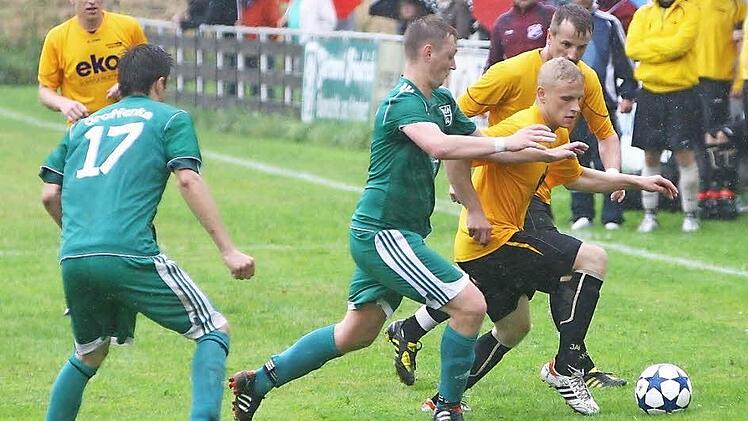 Dritte Instanz: Die Grafengehaiger (grüne Trikots, hier gegen Stadtsteinach) werden vor das Verbandssportgericht ziehen und gegen die Wertung der Partie in Kupferberg (1:3-Niederlage) Rechtsmittel einlegen. Das Elfmetertor zum 1:0 ist ihrer Ansicht nach irregulär gewesen.  Foto: Monika Limmer