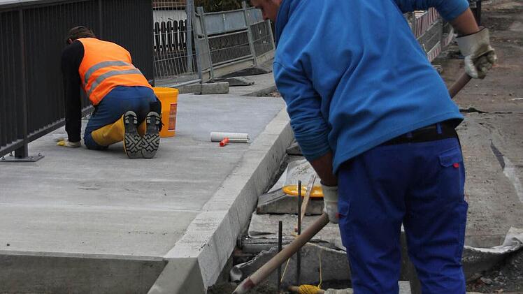 Randsteinplatten an der Brücke in Hummendorf werden gesetzt. Foto: Friedwald Schedel