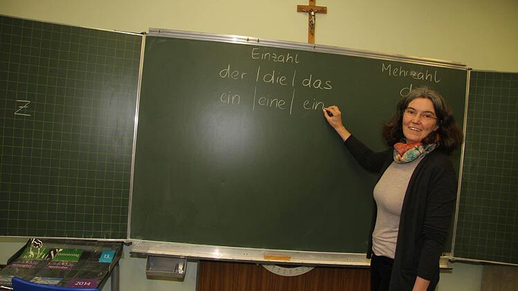 Bettina van Plüren erklärt den Kindern an der Tafel auch grammatikalische Besonderheiten.