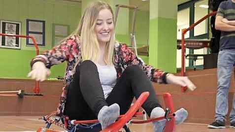 Johanna Püls übt das Paddeln, mit dem man beim Start Schwung holt.