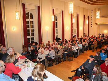Die St&uuml;hle im Saal des Bistumshaus reichten nicht f&uuml;r alle aus, die zur Mitgliederversammlung des Tierschutzvereins gekommen waren. Auf dem Podium sitzt der Vorstand, der sp&auml;ter geschlossen zur&uuml;cktrat.Foto: RiegerPress