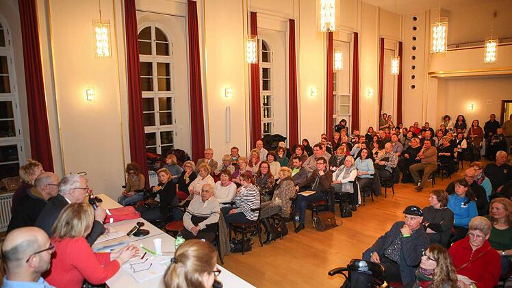 Die St&uuml;hle im Saal des Bistumshaus reichten nicht f&uuml;r alle aus, die zur Mitgliederversammlung des Tierschutzvereins gekommen waren. Auf dem Podium sitzt der Vorstand, der sp&auml;ter geschlossen zur&uuml;cktrat.Foto: RiegerPress
