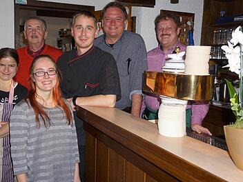 Neue Pächter im Neustädter Haus (von links): Angelika Söder, Ernst Hellwig (Rhönklub Bad Neustadt), Maria und Alexander Hartan, Michael Pfaff (Vorsitzender Rhönklub Bad Neustadt) und Elmar Voll.  Foto: Marion Eckert