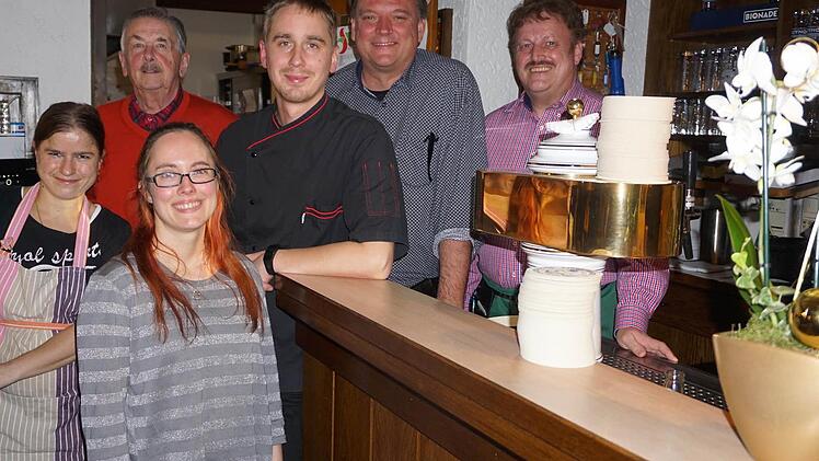Neue Pächter im Neustädter Haus (von links): Angelika Söder, Ernst Hellwig (Rhönklub Bad Neustadt), Maria und Alexander Hartan, Michael Pfaff (Vorsitzender Rhönklub Bad Neustadt) und Elmar Voll.  Foto: Marion Eckert