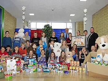 &Uuml;ber die Spenden freuen sich nicht nur Siegrid Ott-Beterke vom Tierheim Coburg, sondern auch die flei&szlig;igen Sammler der 6d zusammen mit Schulleiter Klaus Reisenweber und Initiator Nico He&szlig;. Foto: privat