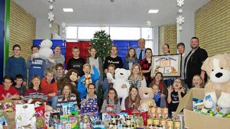 &Uuml;ber die Spenden freuen sich nicht nur Siegrid Ott-Beterke vom Tierheim Coburg, sondern auch die flei&szlig;igen Sammler der 6d zusammen mit Schulleiter Klaus Reisenweber und Initiator Nico He&szlig;. Foto: privat