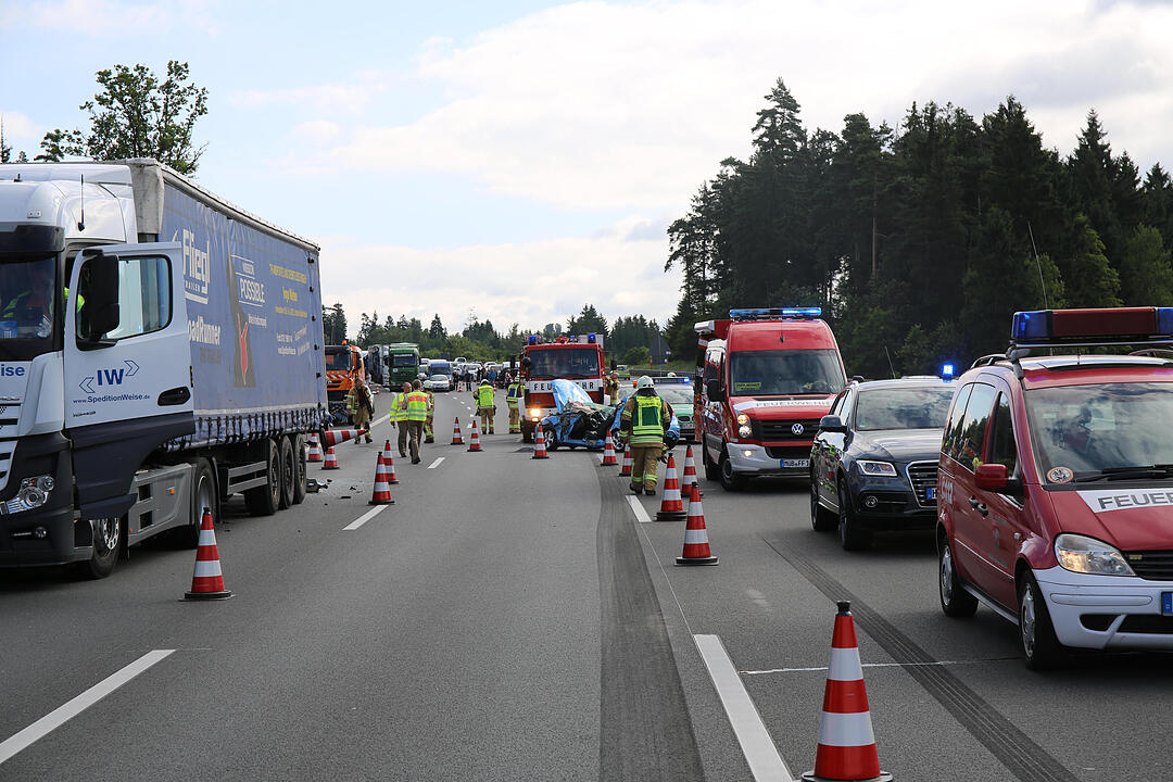 A9 im Kreis Bayreuth: Auto wird unter Lkw geschoben