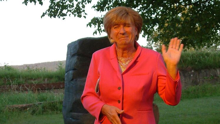 O-Ton Angela Merkel laut Wolfgang Krebs: "Meine lieben fränkischen Landsleute, ich bin diejenige, die am Rednerpult neben Seehofer steht und schweigt." Foto: Hans Franz