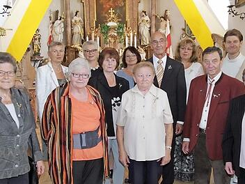 Die Jubelkommunikanten mit Pfarrer Daniel Schuster und Pastoralreferent Andreas Barthel  Foto: Mathias Erlwein