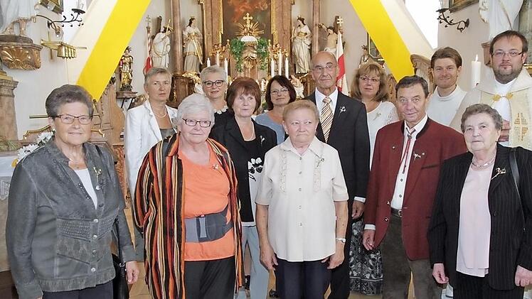 Die Jubelkommunikanten mit Pfarrer Daniel Schuster und Pastoralreferent Andreas Barthel  Foto: Mathias Erlwein