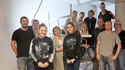 Die Renovierungstruppe des Juz in Bad Rodach ist stolz auf ihr Werk.  Foto: Eva Hoffmann