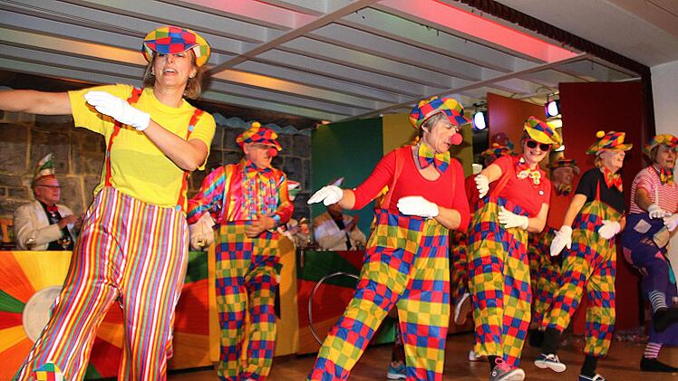 Und noch mal die Mamas, diesmal mit bunten Clowns-Kostümen. Foto: Dieter Britz