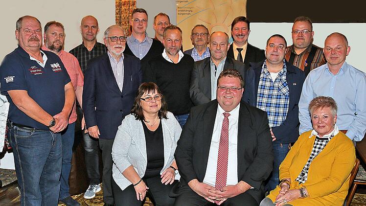Die Kandidatinnen und Kandidaten der Freien Wähler für die Stadtratswahl:  hintere Reihe (v.l.n.r.) Peter Deller, Ansgar Beck, Richard Bott, Leo  Pfennig, Christoph Müller, Bernd Klöffel, Frank Erhard, Karl Kind, Robert  Bauer, Matthias Kleren, Manfred Schmitt, Ralf Müller, Günter Scheuring.  Sitzend (v.l.n.r.) Manuela Dietz, Andreas Trägner und Roswitha Köth.   Dieter Britz