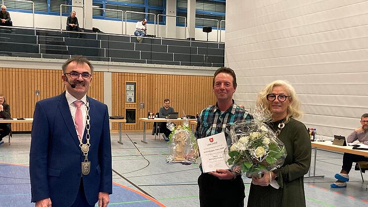 Bürgermeister Harald Hofmann, Gerhard und Elke Stockerl bei der Verleihung des  Schnitthapper-Preises  Foto: Sabrina Schäfer