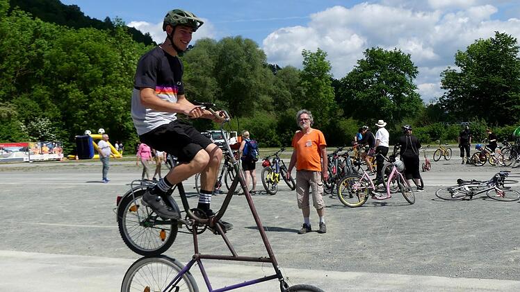 Geschicklichkeit war gefragt beim Fahren mit den Spaßrädern des ADFC Bayreuth. Foto: Dieter Hübner