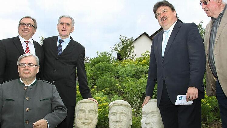 Persönlichkeiten, die sich um Europa verdient gemacht haben, wird in Neudrossenfeld ein Denkmal gesetzt. Unser Bild zeigt im Skulpturengarten (von links) Bürgermeister Dieter Schaar, Hans Kolb von der IHK, den kroatischen Generalkonsul Petar Uzorinac, Landrat Klaus Peter Söllner und FEK-Vorstandsvorsitzenden Peter Verbata. Foto: Alexander Hartmann