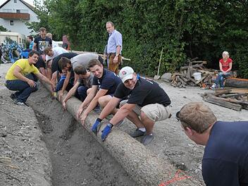 Die Weisendorfer Ortsburschen bei der Arbeit.  Fotos: Roland Meister