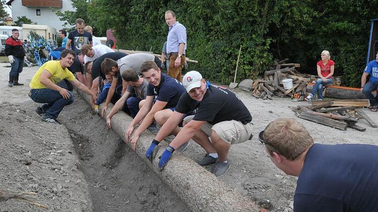 Die Weisendorfer Ortsburschen bei der Arbeit.  Fotos: Roland Meister