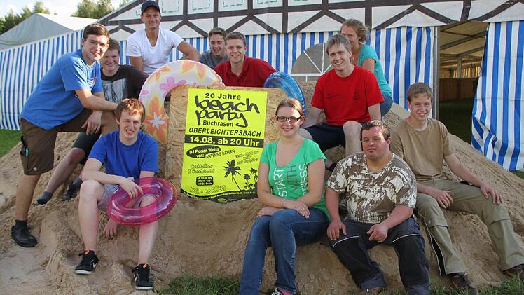 Packen beim Aufbau mit an: Matthias Ziegler (von links), Alexander Heinz, Sven Lemmermann, Peter Schmäling, Fabian Eckstein, Christina Ziegler, Franz Schmäling, Miriam Hornung Marco Jäckel und Kilian Schmäling. Foto: Sebastian Vogt