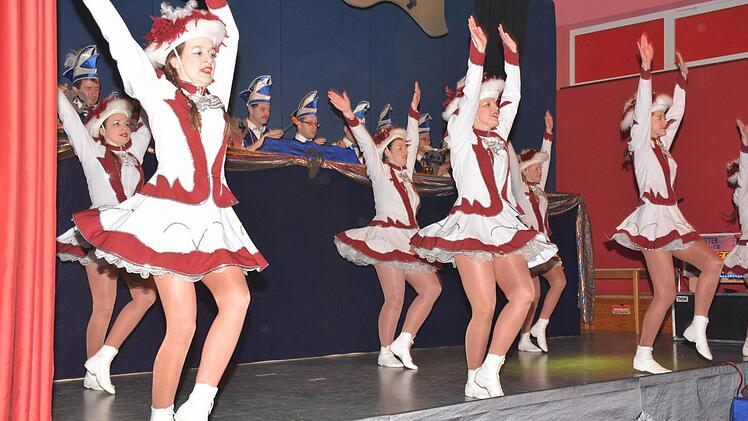 Die Garde der "Ermetzia" zeigten in schicken Kleidchen zum Auftakt den Gardetanz.