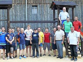 Die Losauer Dorfgemeinschaft hat ihren Kinderspielplatz wieder auf Vordermann gebracht. Unser Bild zeigt die Helfer zusammen mit Bürgermeister Ralf Holzmann auf dem hergerichteten Kinderspielplatz. Das Areal wird gerne und reichlich von den kleinen Mitbürgern genutzt. Und es gibt auch schattige Plätze, von denen die Eltern und Großeltern den Kindern gerne beim Spielen zuschauen. Foto: Klaus-Peter Wulf