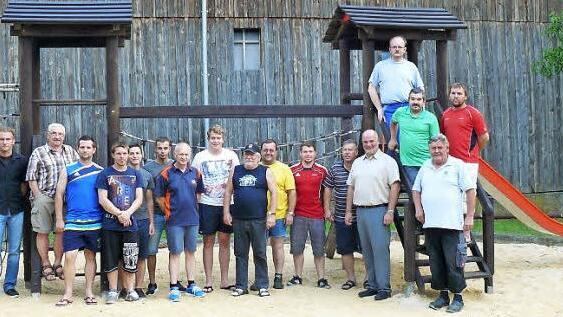 Die Losauer Dorfgemeinschaft hat ihren Kinderspielplatz wieder auf Vordermann gebracht. Unser Bild zeigt die Helfer zusammen mit Bürgermeister Ralf Holzmann auf dem hergerichteten Kinderspielplatz. Das Areal wird gerne und reichlich von den kleinen Mitbürgern genutzt. Und es gibt auch schattige Plätze, von denen die Eltern und Großeltern den Kindern gerne beim Spielen zuschauen. Foto: Klaus-Peter Wulf
