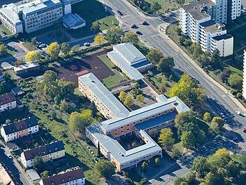 Seit 50 Jahren gehört das Eichendorff-Gymnasium in der Kloster-Langheim-Straße zur Bamberger Schullandschaft. Fotos: Ronald Rinklef