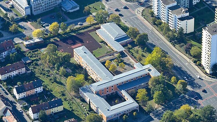 Seit 50 Jahren gehört das Eichendorff-Gymnasium in der Kloster-Langheim-Straße zur Bamberger Schullandschaft. Fotos: Ronald Rinklef