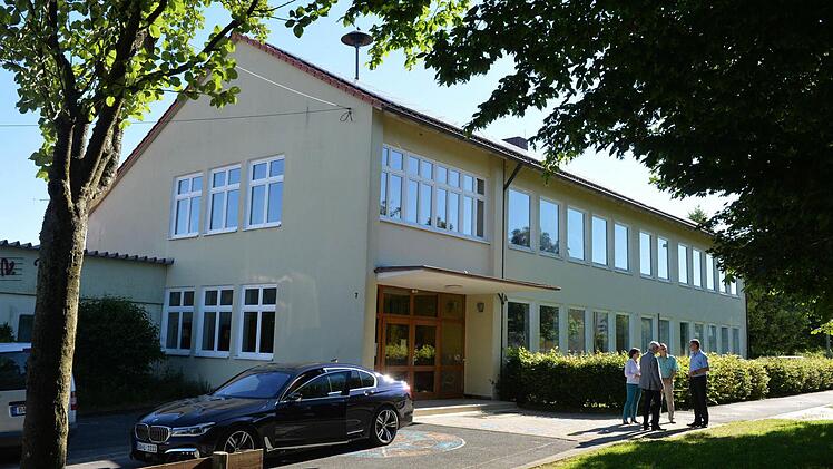 Das Schulhaus in Pödeldorf von außen Foto: Ronald Rinklef