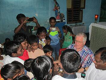 Egal, wo Alfred Schäfer während seiner Missionsreise durch Indien auch Station machte, überall war er sofort von neugierigen Kindern und Jugendlichen umlagert. Fotos: Archiv Alfred Schäfer