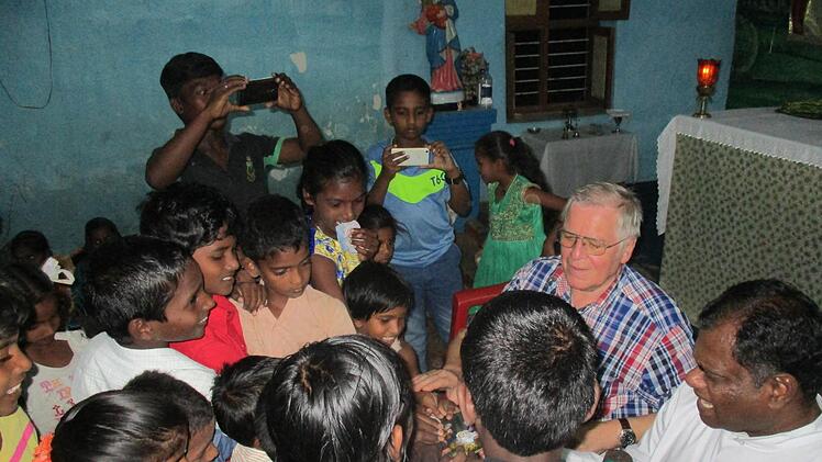Egal, wo Alfred Schäfer während seiner Missionsreise durch Indien auch Station machte, überall war er sofort von neugierigen Kindern und Jugendlichen umlagert. Fotos: Archiv Alfred Schäfer