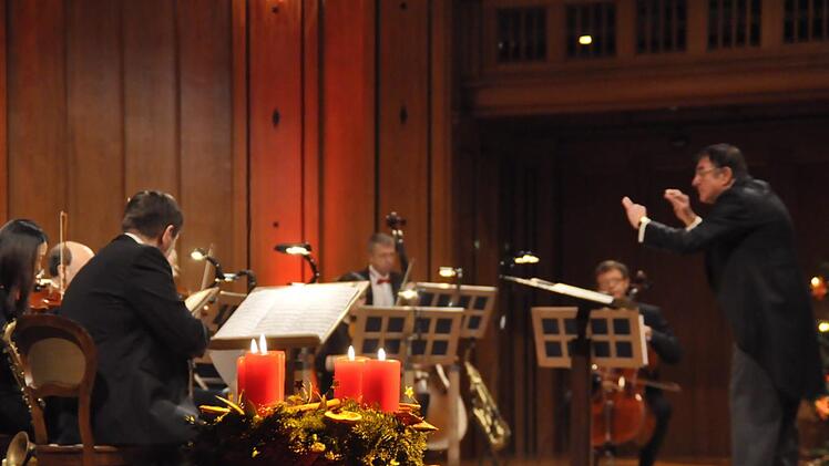 Mit einem aufsehenerregenden Konzert, das den Rahmen des "normalen" sprengte, begeisterte das Kurorchester Bad Kissingen am ersten Weihnachtsfeiertag im Großen Saal des Regentenbaues. Peter Klopf