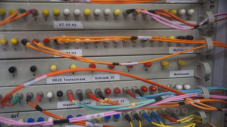 Die Multimediazentrale des RRZE greift auch auf alte Kommunikationstechnik zur&uuml;ck.  Foto: Pascale Ferry