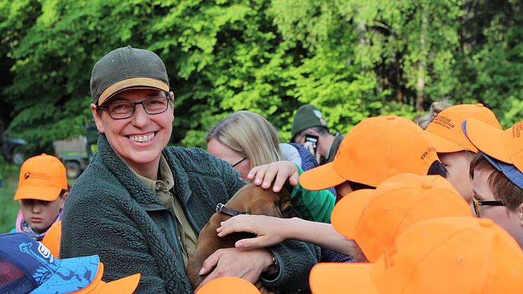 Hundeobfrau Sandra Hornung mit Welpenmädchen Klara. Der absolute Mittelpunkt für die Grundschüler.