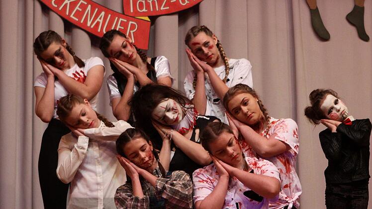 Die Dancing Divas des Turnvereins zeigen, was nachts so im Kleiderschank passiert, die achtjährige  Leonie Hoyer dominiert dabei ihre deutlich älteren Mittänzerinnen. Foto: Thomas Dill
