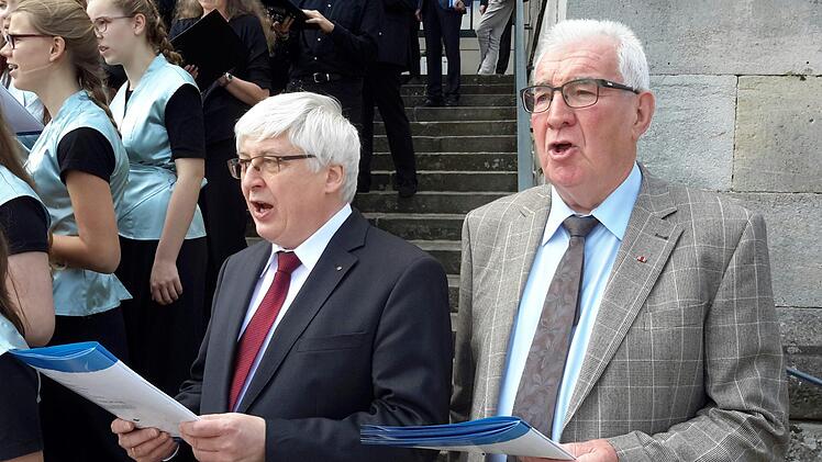 Viele Jahre war Walter O. Neumann (rechts) ein wichtiger Ansprechpartner für die Bad Brückenauer Organisatoren des Komponistenwettbewerbs. Zusammen mit dem Präsidenten des Fränkischen Sängerbundes, Professor Dr. Friedhelm Brusniak (links), nahm auch er am großen Finale auf der Kursaaltreppe teil. Foto: Rolf Pralle