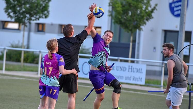 Voller Einsatz:   Andreas Knecht (rechts) schlägt Sportredakteur Torsten Ernstberger den Ball aus der Hand.
