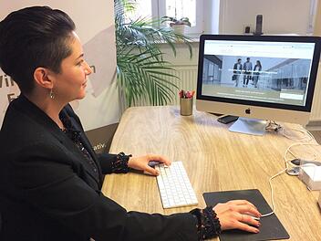 Jasmin Kisch vermittelt seit &uuml;ber einem Jahr Fachkr&auml;fte aus Drittstaaten an deutsche Unternehmen. Der Bedarf ist gro&szlig;. Foto: Sandra Hackenberg